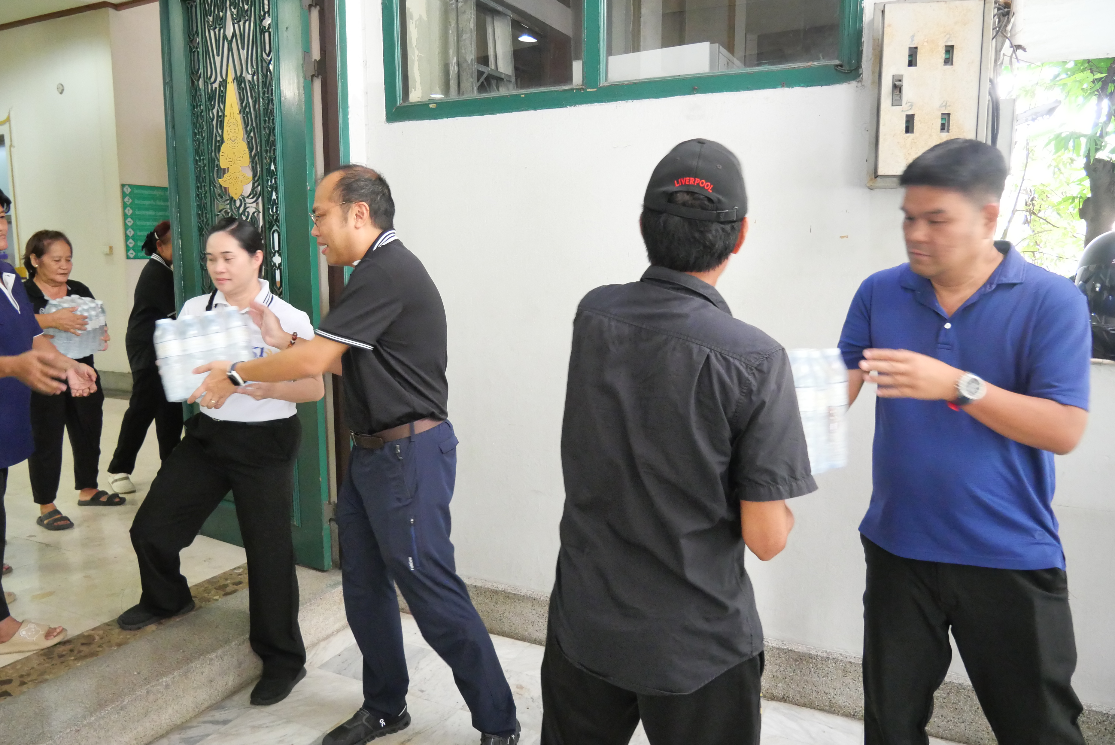 title - ส.ป.ก. ขอขอบคุณ กรมชลประทาน ที่มอบน้ำดื่มจำนวน 3,600 ขวด เพื่อสนับสนุนการนำไปช่วยเหลือผู้ประสบอุทกภัย